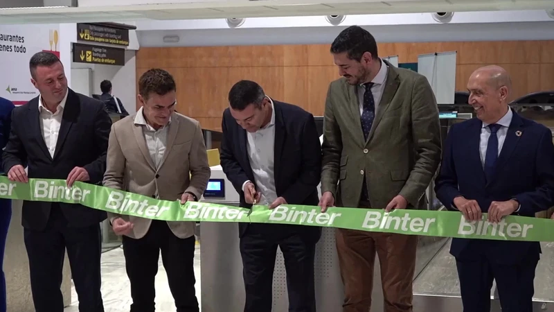 Corte de cinta en el estreno de la ruta Lanzarote-Santander de Binter con la participaci�n del director de Programaci�n, Gesti�n de Ingresos y Alianzas de Binter, Jonay Lobo, junto a representantes del Cabildo de Lanzarote, SPEL�Turismo Lanzarote, la Administraci�n General del Estado y el sector tur�stico. Foto: Binte